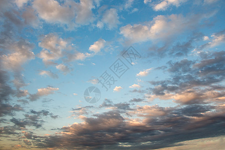 在天空中发现黑暗和灰暗的乌云环境飓风场景气氛风暴天气蓝色阳光臭氧季节图片