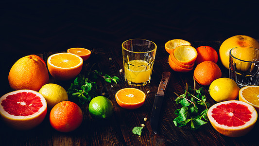 玻璃中新鲜的Citrus果汁图片