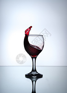葡萄酒的溪水 被倾注在玻璃杯中酒杯高脚杯玻璃果汁液体飞溅饮料庆典派对器皿图片