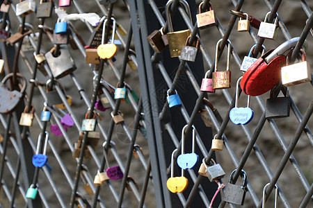 墙上有许多色彩多彩的爱情挂锁文化友谊安全红色金属钥匙誓言栅栏忠诚图片