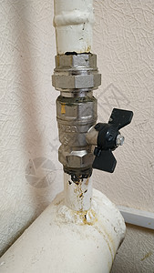 旧水管上的新球阀门 关门工作建造力量管子金属压力工程房子管道植物图片