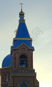 教堂的中央圆顶是为了纪念喀山圣母像 新西伯利亚 区 这张照片是在黎明时分从底视图拍摄的图片