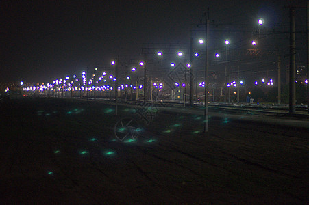 火车轨上的交叉路口 车站道路的交接处灯光闪烁 夜射 在铁轨上工业货物曲目速度运输运动金属货运车皮城市图片