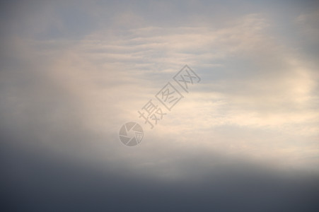 天空 雷雨云从太阳升起的光芒中照亮 照片是在早晨拍摄的阳光白色天气蓝色多云云景环境图片