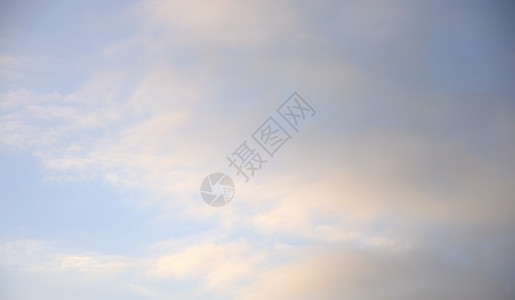 天空 雷雨云从太阳升起的光芒中照亮 照片是在早晨拍摄的多云蓝色云景白色环境天气阳光图片