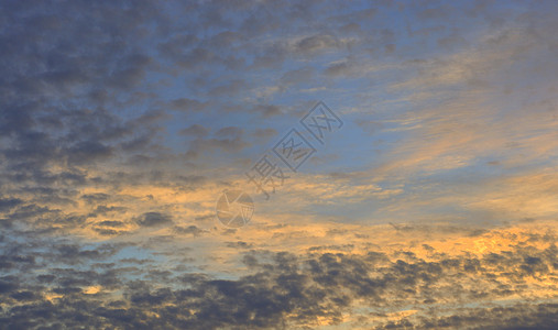 黎明时的蓝天 太阳的光线穿透云彩 画上橙色 照片是早上拍摄的黄色橙子天空戏剧性红色阳光蓝色图片