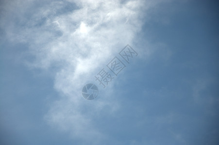 蓝色晴朗的天空和白色的云彩 照片是在明亮的秋天拍摄的云景多云阳光背景图片