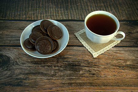 早餐 一杯茶和饼干 还有巧克力冰淇淋 在瓷杯上 躺在木制桌子上杯子美食派对海报营养盘子食物甜点饮食饮料图片