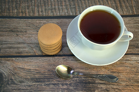 一杯黑茶放在瓷锅上 一勺勺子和一堆带巧克力的海绵饼干 躺在木制桌子上收藏液体海报咖啡店美食草本植物杯子饮料食物面包图片