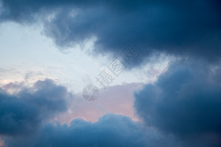 在天空中发现黑暗和灰暗的乌云多云气象臭氧云景风暴风景雷雨天气白色飓风图片