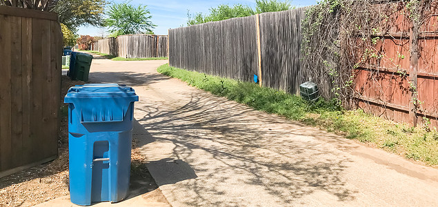 达拉斯附近住宅区后巷的全景很安静花园天空草地城市藤蔓后街建筑垃圾栅栏蓝色图片