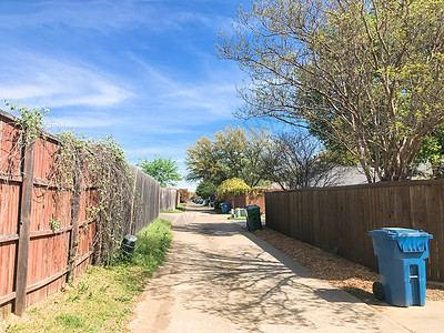 德克萨斯州达拉斯附近住宅区的静后巷住宅住房垃圾孤独城市艺术蓝色小路房子邻里图片