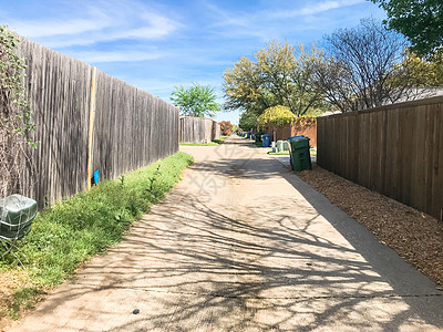 德克萨斯州达拉斯附近住宅区的静后巷艺术藤蔓栅栏住房天空街道后街邻里住宅孤独图片