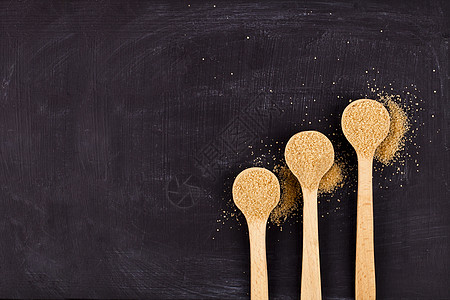 黑底三木勺的棕色甘蔗糖勺子水晶厨房烹饪黄色宏观颗粒状木头营养食物图片