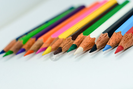 精选多色铅笔蜡笔的特写镜头 在白色背景 平躺的行线条形图中排列在一起 选择性聚焦 模糊图像 回到学校创意概念工具草图乡村效果摄影图片