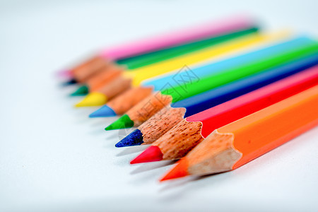 从人群概念中脱颖而出 白色背景上彩虹排列的各种彩色铅笔蜡笔 平躺 几何图案艺术设计 选择性聚焦 模糊图像风格形状书写橙子复古工具图片