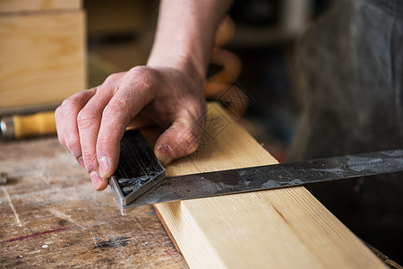 工人对木制板进行测量职业铅笔男性作坊建设者建筑师工作木制品工程师男人图片