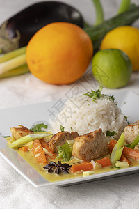 以大米为主的泰式咖喱香料烹饪草本植物八角午餐蔬菜食物茄子牛奶椰子图片