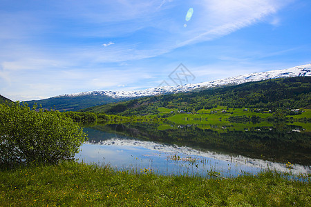 挪威湖地貌峡湾风景自然反射天空蓝色森林场景草地顶峰图片
