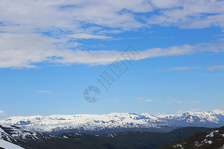 春山和天空风景岩石旅行冰川瀑布爬坡山路顶峰蓝色图片