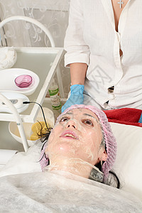 在美容院的年轻女子 做剥皮和面部清洗程序化妆品空化治疗机器收音机电泳福利温泉电疗按摩图片