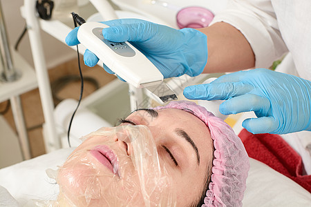 在美容院的年轻女子 做剥皮和面部清洗程序频率化妆品超声波温泉沙龙真空药品福利按摩皮肤图片