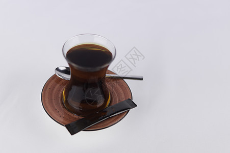 白地糖和勺子上一杯茶文化场景传统咖啡店玻璃拿铁咖啡液体厨房早餐图片