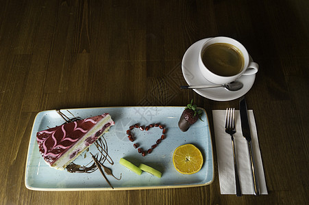 餐盘站在切片巧克力蛋糕和饮料上托盘派对咖啡巧克力午餐蛋糕英语餐厅文化糕点图片