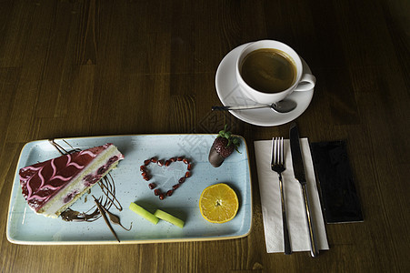 餐盘站在切片巧克力蛋糕和饮料上午餐水果文化托盘英语奶油糕点咖啡奢华餐厅图片