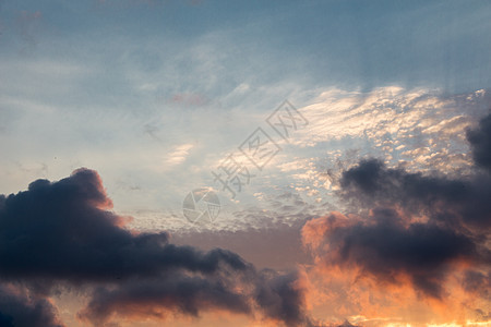 天空中弥漫着黑暗和灰暗的乌云气氛天气蓝色晴天季节危险阳光场景环境风暴图片