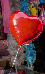 在集市中小红色红心形气球蜂蜜情人女朋友未婚妻夫妻天空生活未婚夫婚礼爱情图片
