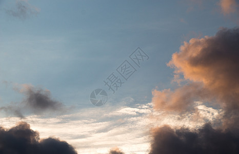 天空中弥漫着黑暗和灰暗的乌云场景阳光季节危险臭氧气象雷雨风暴晴天天气图片