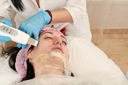 在美容院的年轻女子 做超声波剥皮 和面部清洗程序按摩器仪器美容空化护理除垢电疗硬件诊所机器图片
