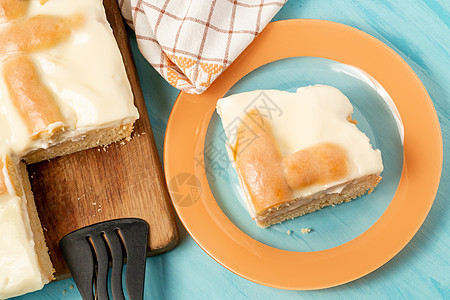苹果馅饼切片和酸奶油 在盘子上 照片 图像外滩服务脆皮水果甜点沙漠糕点烘烤蛋糕桌子图片