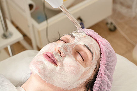 在美容院的年轻女子 确实恢复了活力 将程序Darsonval在脸上皮肤按摩温泉激光化妆品诊所塑料护理医生女性图片
