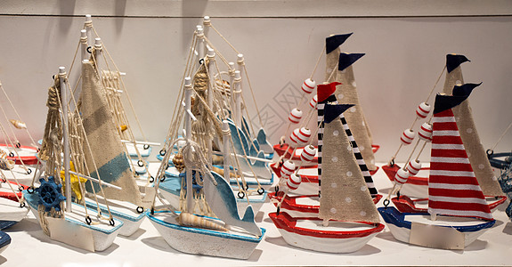 一套多彩的小型模型船运输血管航行玩具白色帆船游艇旅行蓝色孩子图片
