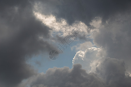 天空中弥漫着黑暗和灰暗的乌云气氛晴天云景危险风暴天气环境季节飓风蓝色图片