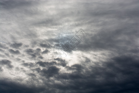 在天空中发现黑暗和灰暗的乌云黑色灰色云景雷雨风景风暴危险气象飓风天气图片