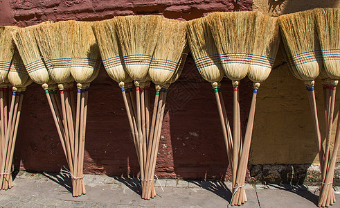 集市中的一套黄色草草扫帚清扫家务稻草灰尘家庭卫生刷子清洁工图片