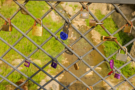 墙上有许多色彩多彩的爱情挂锁忠诚誓言友谊钥匙红色金属文化栅栏安全图片