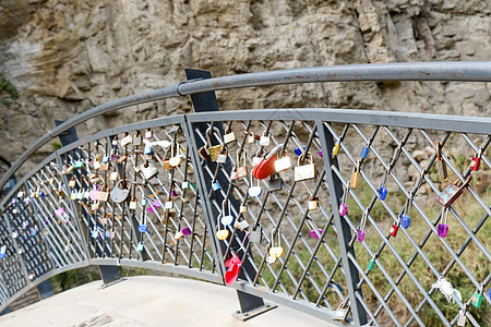 墙上有许多色彩多彩的爱情挂锁友谊钥匙金属红色栅栏誓言忠诚文化安全图片