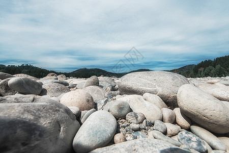 阿尔泰山的卡吞河蓝色天空石头生态岩石公园山脉爬坡国家风景图片