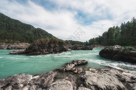 阿尔泰山的卡吞河爬坡天空旅行石头山脉风景旅游晴天岩石荒野图片