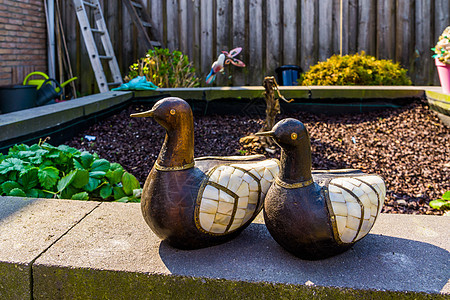装饰翅膀的木制鸭雕像 花园用的鸟雕塑 后院装饰品图片