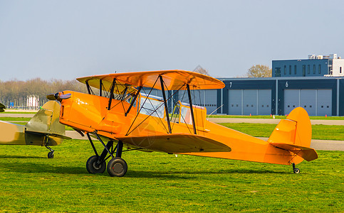 机场停靠的橙色特技飞机 杂技飞行和极端爱好图片
