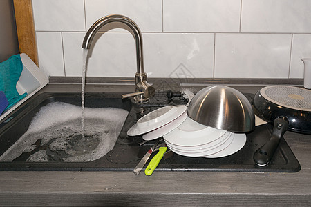 在厨房洗碗池中洗碗家庭作业卫生刀具烘干餐具泡沫工人龙头工作制品图片