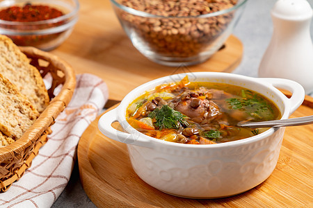 在木板上的白碗里用鸡肉汤汤美食香菜桌子勺子食谱照片盘子菜单食物营养图片