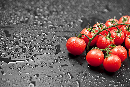 新鲜有机樱桃西红柿团紧闭黑湿的回乡绿色叶子红色植物营养蔬菜白色食物黑色团体图片