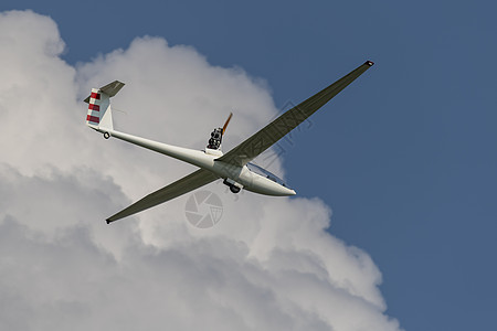 蓝云天空中的机动滑翔机图片