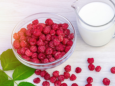 玻璃碗里新鲜的草莓和白木桌上天然的乌龟 健康饮食概念产品诱惑饮食奶油奶制品酸奶牛奶食物甜点桌子图片